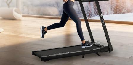 Una chica corriendo sobre la cinta de Mobvoi