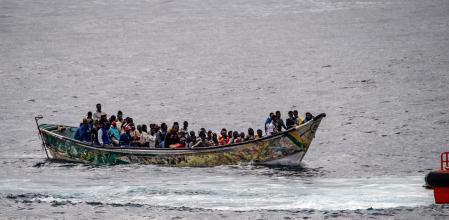 Un cayuco con 73 personas, antes de llegar al muelle de La Restinga, a 24 de octubre de 2025, en la isla de El Hierro, Islas Canarias (España)