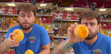 Un frutero explica la diferencia entre los diferentes melocotones.