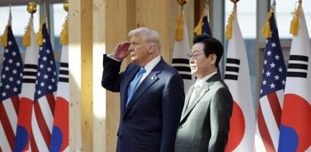 Tras el descuido de ayer, cuando paso frente a la bandera de Japón, sin saludarla, mientras la primera ministra japonesa, Sanae Takaichi, se inclinaba ante la bandera de EE.UU., Donald Trump ha hecho este miércoles todos los saludos preceptivos, junto al presidente de Corea del Sur, Lee Jae Myung, en Gyeongju&nbsp;