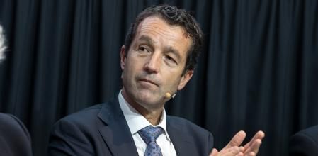 El Executive Chairman Indra Group, Ángel Escribano Ruiz,, interviene durante  el foro  'A los 40 años de la adhesión: cómo España quiere que Europa sea' organizado por la Fundación Carlos Amberes, en la IE University, a 15 de octubre de 2025, en Madrid (España).