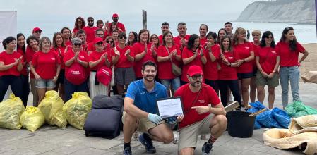 Un grupo de los voluntarios de Occident que participaron en la jornada de limpieza de residuos