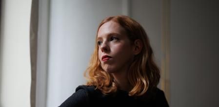 La  exsecretaria de Estado para la Agenda 2030 y exsecretaria de Organización de Podemos, Lilith Verstrynge, posa durante una entrevista para Europa Press, a 21 de diciembre de 2022, en Madrid (España).