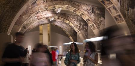 Varios visitantes pasean por la sala del MNAC donde se exponen las pinturas de Sijena 