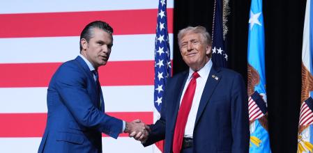 El presidente Donald Trump saluda al secretario de Guerra, Pete Hegseth, antes de su discurso ante los generales en la Base del Cuerpo de Marines de Quantico, el 30 de septiembre.