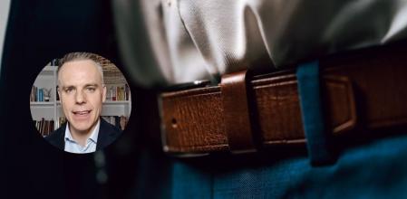 José Astorga, experto en negociación y lenguaje no verbal, explica qué significa el gesto de tocarse la hebilla del cinturón.
