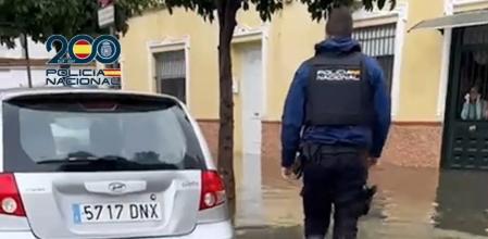 Imagen de un agente de la Policía Nacional durante las fuertes precipitaciones en Sevilla.