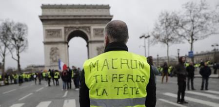 Revueltas populares en la Francia actual. Una manifestación de los ‘chalecos amarillos’ que recuerda a Macron la fecha de 1789 (“Macron, has perdido la cabeza. Recuerda 1789”)