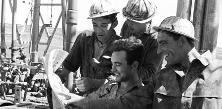 Operarios en las prospecciones petrolíferas en Valdeajos de Lora, junio de 1964