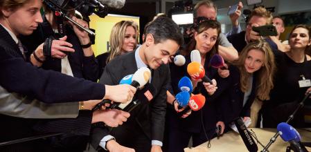 Rob Jetten corta un pastel con el logo de su partido, D66, y el lema “Sí se puede”, ayer