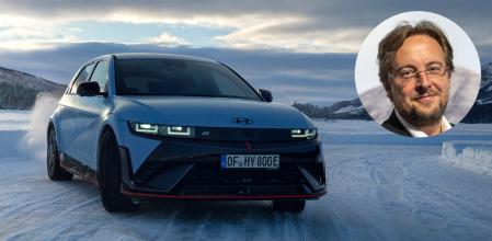 Xavier Martinet, CEO de Hyundai Europa, junto a una imagen espectacular del Ioniq 5 derrapando en la nieve.