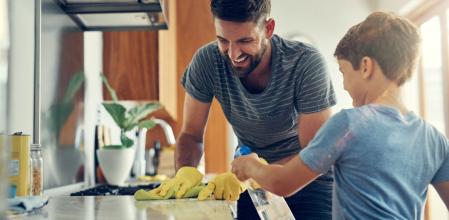 Un padre y un hijo limpian la cocina con los productos comprados en Amazon Haul
