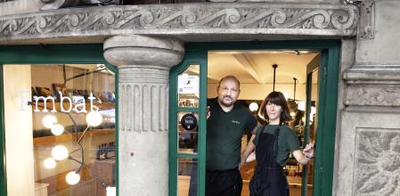 Santi Rebés y Marta Przywarska comparten la pequeña cocina, al fondo del restaurante