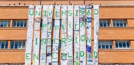 Un mural cuelga de la fachada de la Facultad de Físicas de la Universidad Complutense de Madrid.