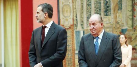 El Rey, junto a su padre, el rey Juan Carlos, en una fotografía tomada 2018 cuando acudieron a un acto oficial