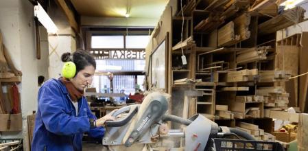 Joaquim Pascual en su taller de carpintería de Gràcia donde da servicio a los vecinos del barrio, a los industriales y a las peticiones especiales. También crea sus propios objetos.&nbsp;