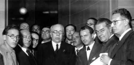 SEGUNDA REPUBLICA ESPAÑOLA.- MANUEL AZAÑA, ACOMPAÑADO DE OTROS PERSONAJES.- (FOTO SIN FECHA) EFE.