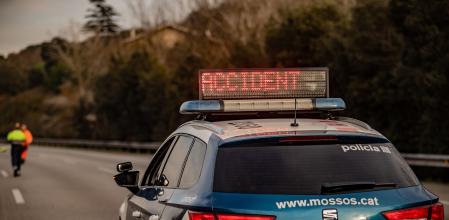 Un coche de los Mossos d'Esquadra indica un accidente