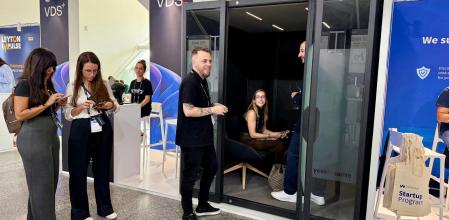 Mario Pérez, creador de Somia, en la cabina acústica instalado en el VDS hace unas semanas