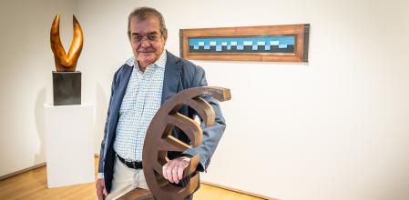 El artista plástico Lluís Ventós junto a una de las obras que expone en la barcelonesa Sala Parés
