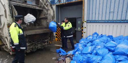 FOTO XAVIER GOMEZ 12042007 DESTUCCION DEL MATERIAL DECOMISADO POR LA POLICIA PORTUARIA A LOS TOP MANTA.