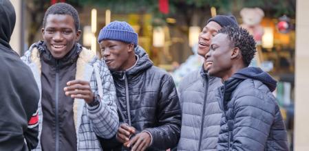 Un grupo de jóvenes senegaleses en la localidad de Guissona