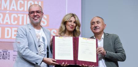 La&nbsp; ministra de Trabajo, Yolanda Díaz,y los secretarios generales de CCOO, Unai Sordo, y de UGT, Pepe Álvarez en la firma del acuerdo en junio de 2023,&nbsp;