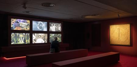 Una de las salas donde se exhiben los 'cantos' de John Akomfrah&nbsp;