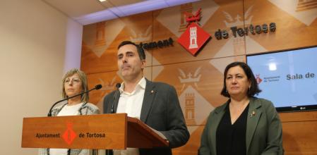 Jordi Jordan flanqueado por las concejalas Mar Lleixà y Marga Abello.