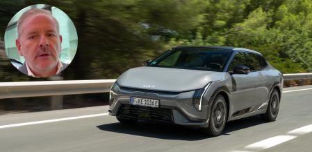 El nuevo Kia EV4 junto a una imagen de Eduardo Dívar, director general de Kia España.