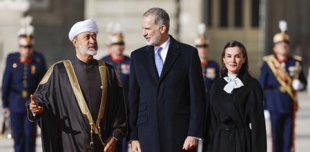 El rey Felipe VI, y la reina Letizia, junto al sultán de Omán, Haitham bin Tariq Al Said, durante la recepción con honores militares en su primer viaje oficial de Estado a España, este martes en el Palacio Real