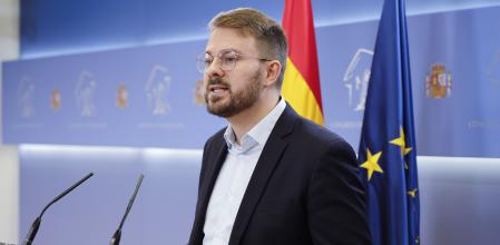 El diputado de Sumar Alberto Ibáñez da una rueda de prensa en el Congreso de los Diputados 