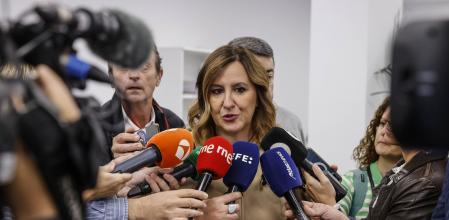 La alcaldesa de Valencia, María José Catalá, atiende a los medios durante la presentación de la puesta en marcha del nuevo Centro Socio-Cultural de El Pilar, a 4 de noviembre de 2025, en Valencia, Comunidad Valenciana (España).