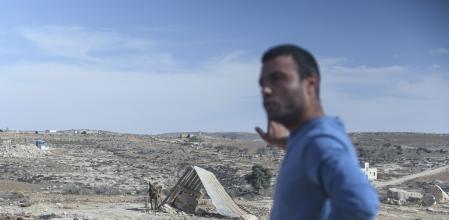 Mahmoud Daghamin, 34 años, explica que donde se encuentran los asentamientos colonos era el lugar al que llevaba a sus ovejas a pastar. Sin embargo, fueron despojados de estos territorios.&nbsp;