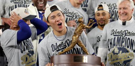 Yoshinobu Yamamoto sostiene el trofeo que le reconoce como jugador más valioso de las Series Mundiales