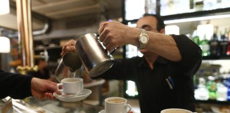 Trabajador en una cafetería&nbsp;