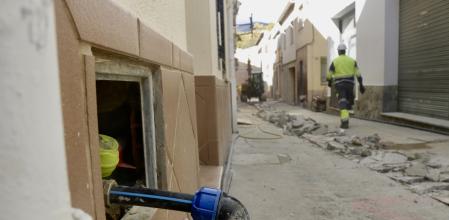 Obras de reparación de la canalización de agua potable en Sant Iscle de Vallalta .