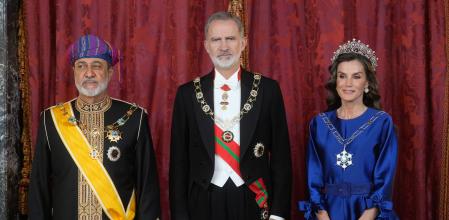 &nbsp;Los Reyes posan con el sultán de Omán, Haitham Bin Tariq, antes de la cena de gala celebrada este martes en el Palacio Real, en Madrid.