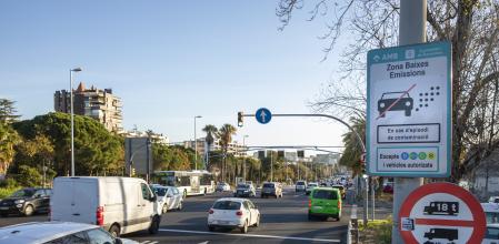 FOTO: MANÉ ESPINOSA. CARTELES DE ZONA DE BAJAS EMISONES EN LA ENTRADA DE LA AVDA DIAGONAL