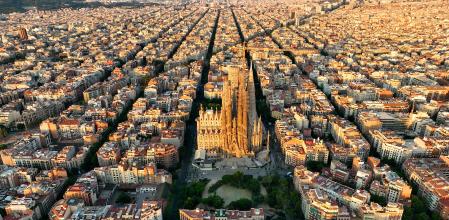 Vista aérea de la ciudad de Barcelona y la catedral de la Sagrada Família al amanecer