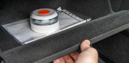 Puedes guardar la baliza V16 perfectamente en la guantera del coche