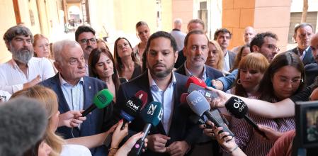 El secretario general de VOX, Ignacio Garriga, atiende a los medios de comunicación. 