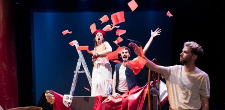 Fotos d'escena d'Els miserables, de Miquel Mas Fiol, amb Lluís Oliver, Mel Salvatierra i Gerard Franch, en el teatre Tantarantana