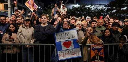 Seguidores de Zohran Mamdani, en la noche electoral en Brooklyn (Nueva York)