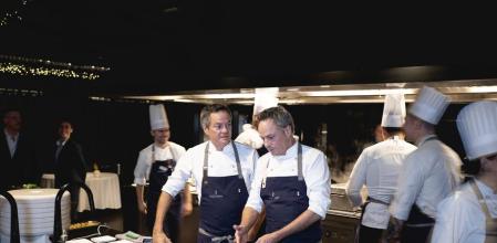 Los hermanos Torres y su equipo poco antes de que empiece el servicio de la noche.