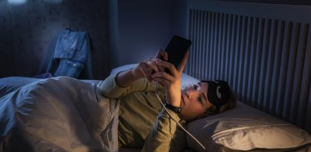 Estar con el móvil en la cama