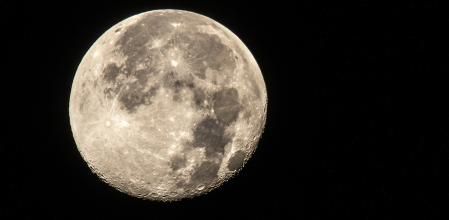 Los cráteres y relieves de la superluna del Castor.