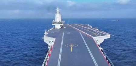 Imagen del Fujian, el tercer portaaviones de la armada china y el segundo de fabricación nacional, en un vertiginoso salto tecnológio. La imagen, difundida en septiembre, es de mayor del año pasado, cuando fue botado. Xi Jinping presidió el miércoles su entrada en servicio, según se ha sabido hoy 