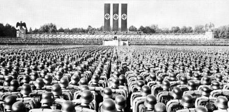 Desfile de miembros de las SS en un mítin del partido nazi en Núremberg a finales de los años treinta