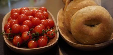 El pan y el tomate son dos ingredientes recomendables para un desayuno saludable.